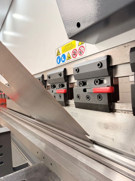 RAYMAX 1.RAYMAX ® NC Hydraulic Press Brake WF67Y-125T/3200 with Estun E21  2024